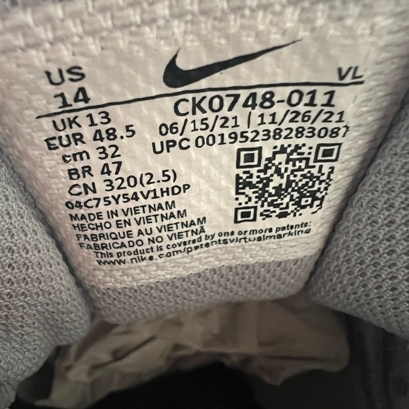 Nike Gray and Black Sneakers with Dynamic Lacing and Breathable Mesh - Picture 3 of 8